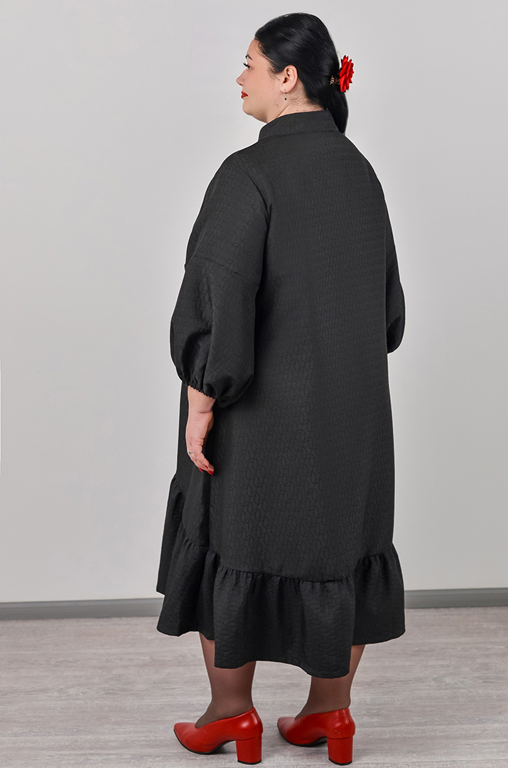 Елегантна чорна сукня з фактурної тканини великих розмірів