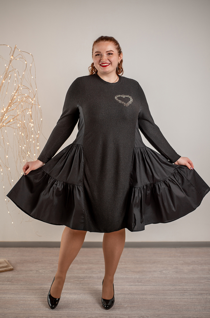 Чорна сукня з рюшами і декоративною аплікацією великих розмірів