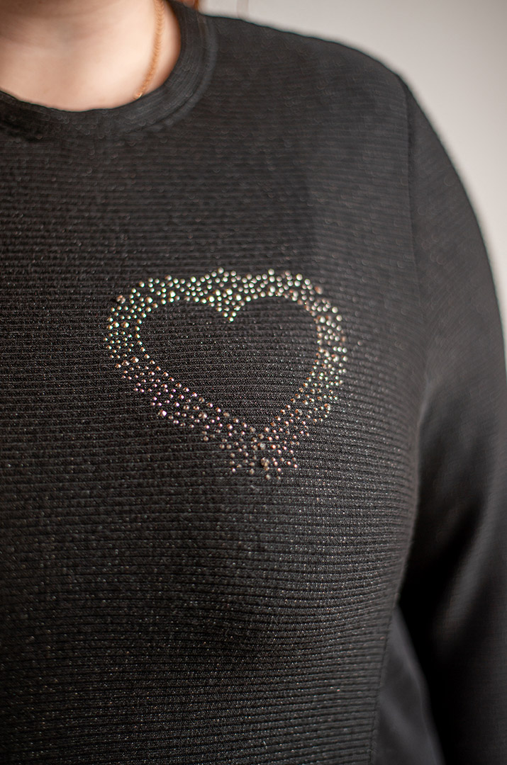 Чорна сукня з рюшами і декоративною аплікацією великих розмірів