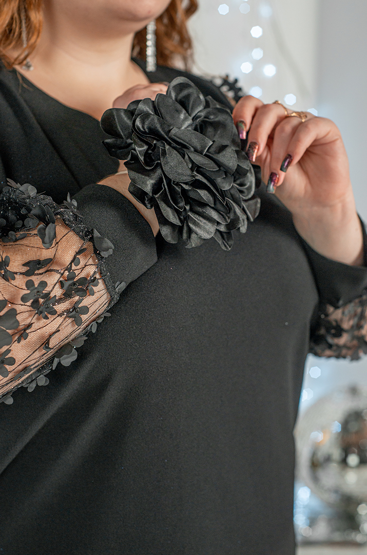 Елегантна сукня з квітковою аплікацією на рукавах великих розмірів