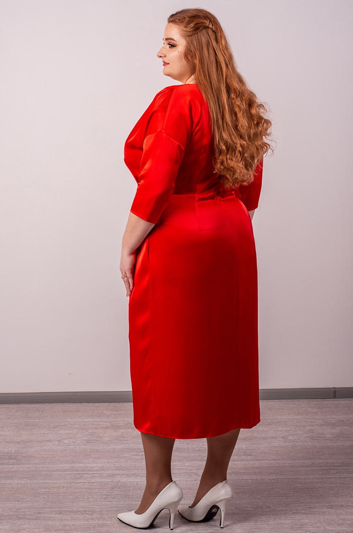 Сукня максі з елегантними складками та акцентним поясом великих розмірів