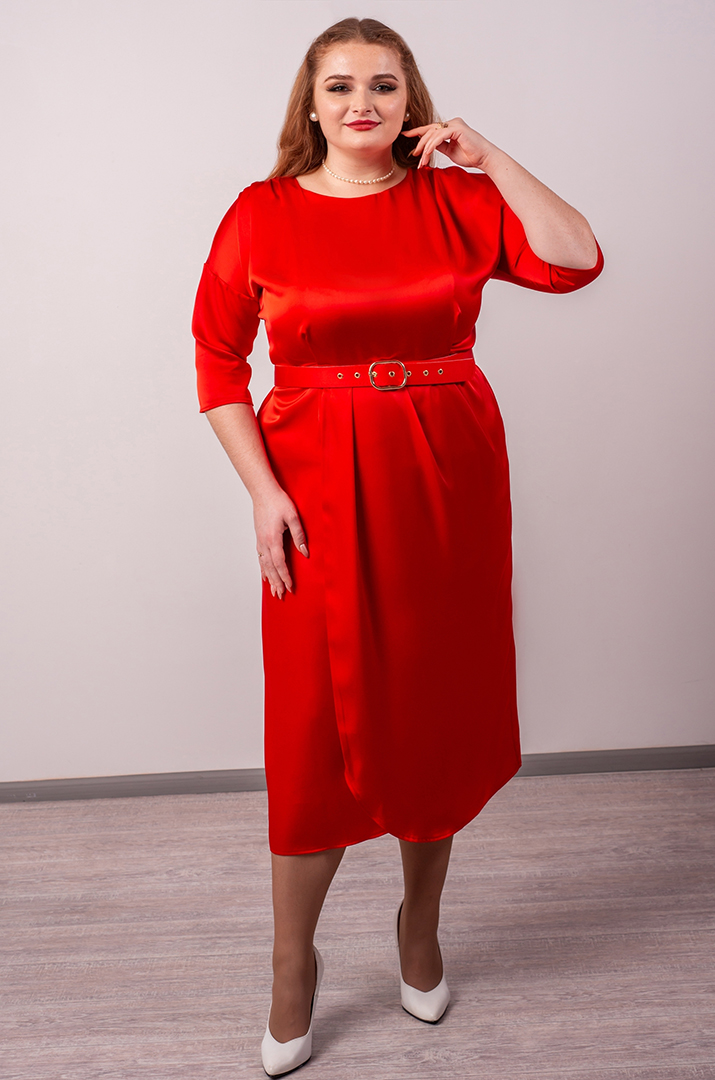 Сукня максі з елегантними складками та акцентним поясом великих розмірів