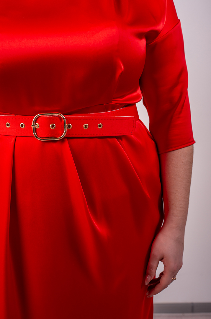 Сукня максі з елегантними складками та акцентним поясом великих розмірів