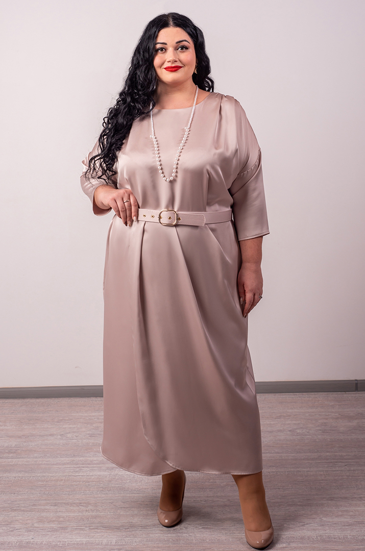 Сукня максі з елегантними складками та акцентним поясом великих розмірів