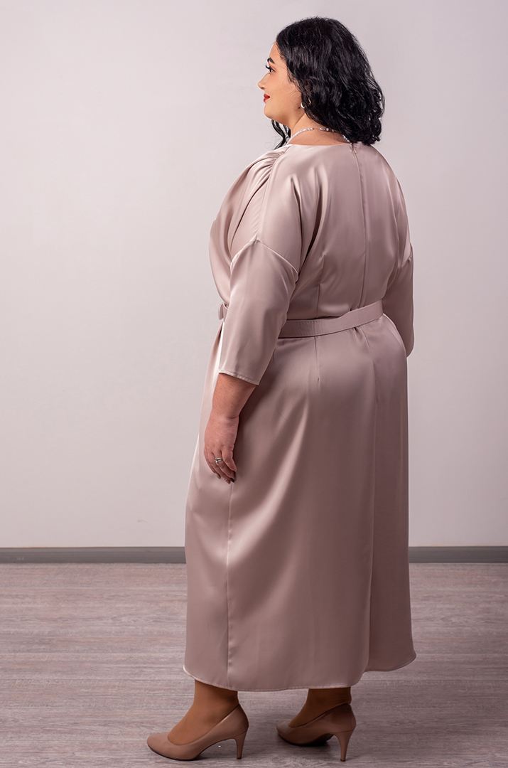 Сукня максі з елегантними складками та акцентним поясом великих розмірів