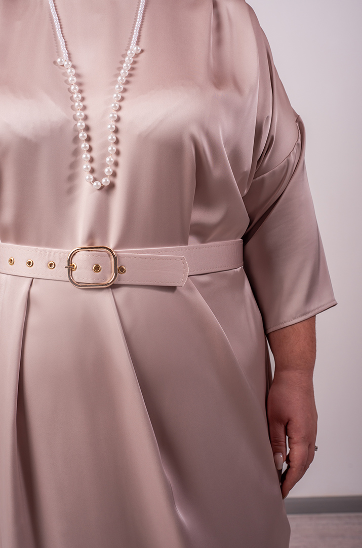 Сукня максі з елегантними складками та акцентним поясом великих розмірів