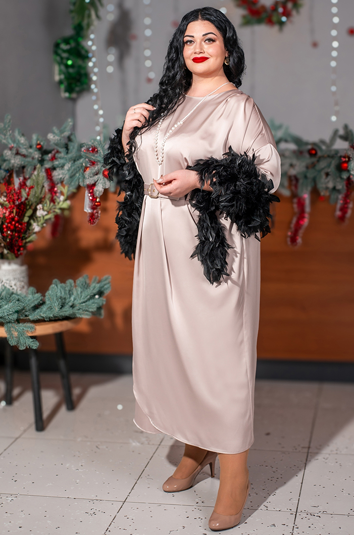 Сукня максі з елегантними складками та акцентним поясом великих розмірів