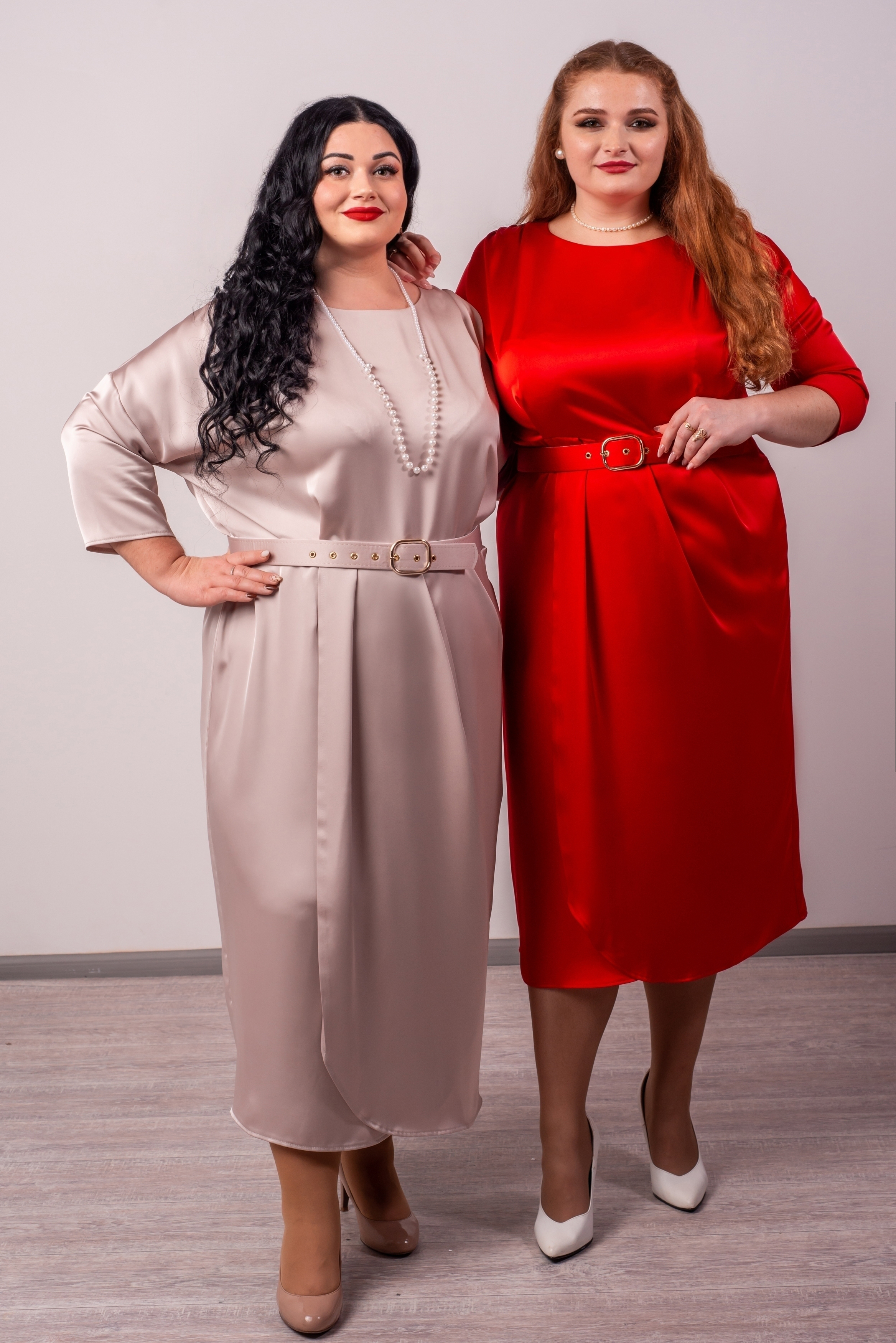 Сукня максі з елегантними складками та акцентним поясом великих розмірів