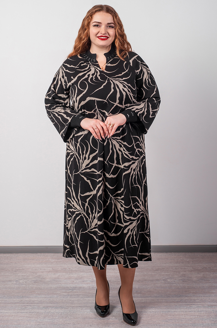 Черное платье с визоновым орнаментом и акцентной горловиной больших размеров