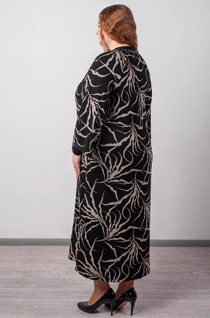 Черное платье с визоновым орнаментом и акцентной горловиной больших размеров