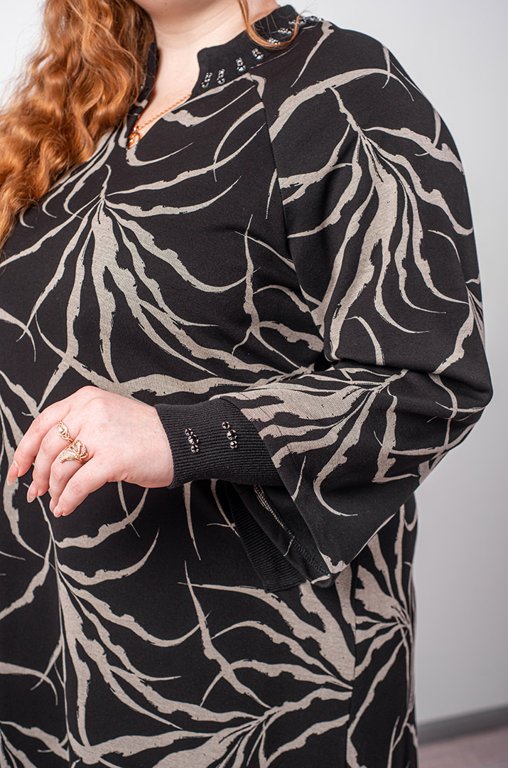 Черное платье с визоновым орнаментом и акцентной горловиной больших размеров