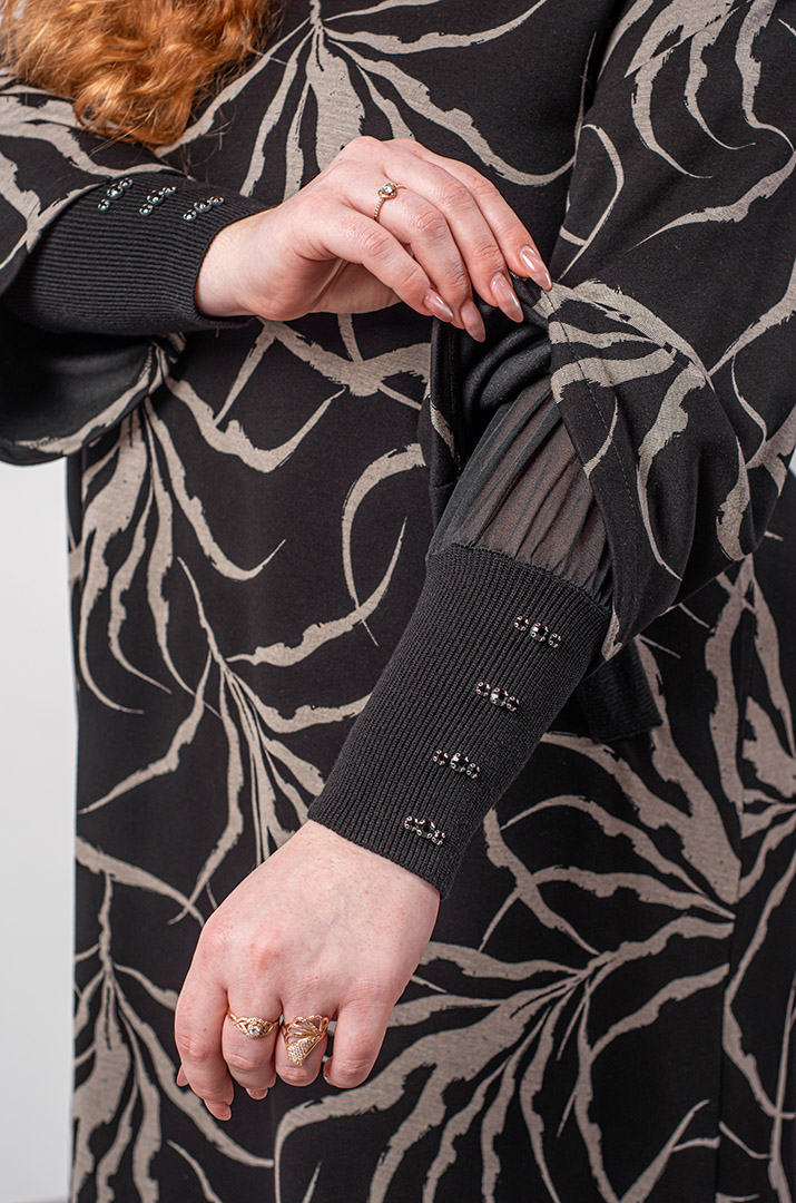 Черное платье с визоновым орнаментом и акцентной горловиной больших размеров