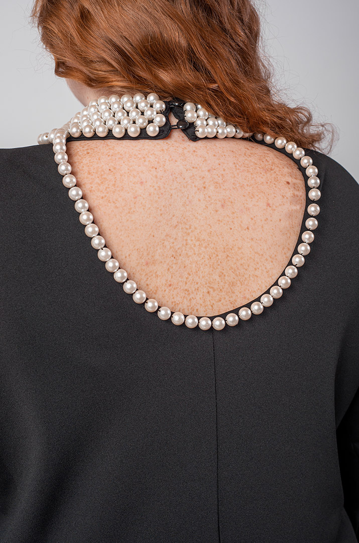 Сукня максі футляр в чорному кольорі з перлинним акцентом великих розмірів