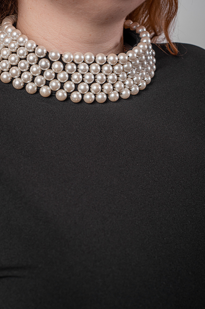 Сукня максі футляр в чорному кольорі з перлинним акцентом великих розмірів