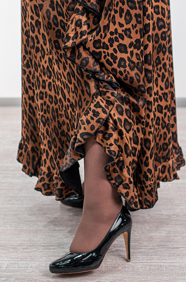 Сукня максі з леопардовим принтом та з акцентними воланами великих розмірів