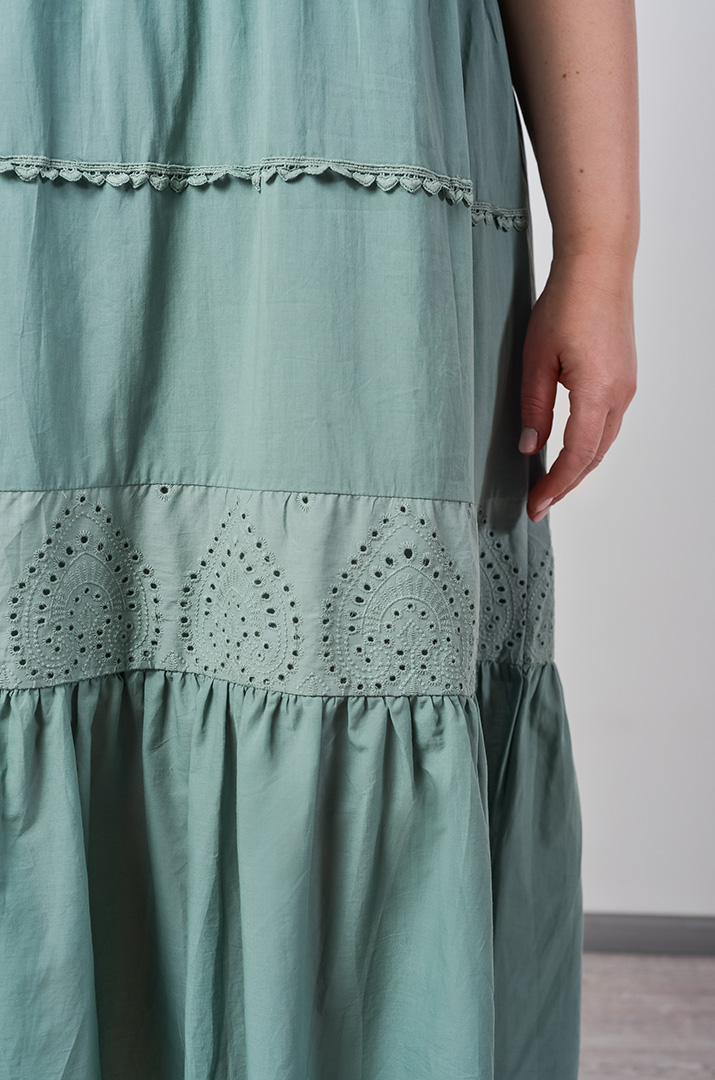 Сукня максі з ажурною вишивкою та фактурними рукавами великих розмірів