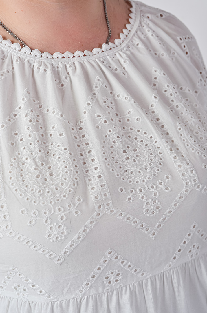 Сукня максі з ажурною вишивкою та фактурними рукавами великих розмірів