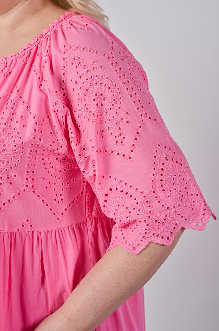 Сукня максі з ажурною вишивкою та фактурними рукавами великих розмірів