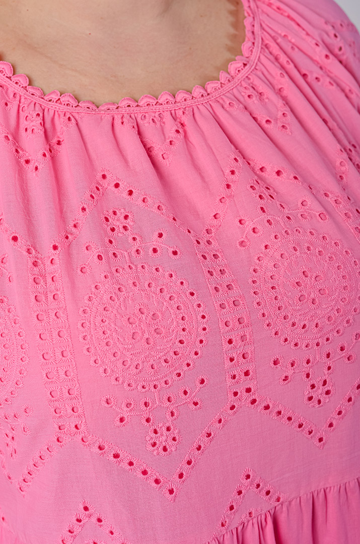 Сукня максі з ажурною вишивкою та фактурними рукавами великих розмірів