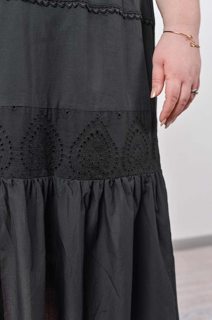 Сукня максі з ажурною вишивкою та фактурними рукавами великих розмірів