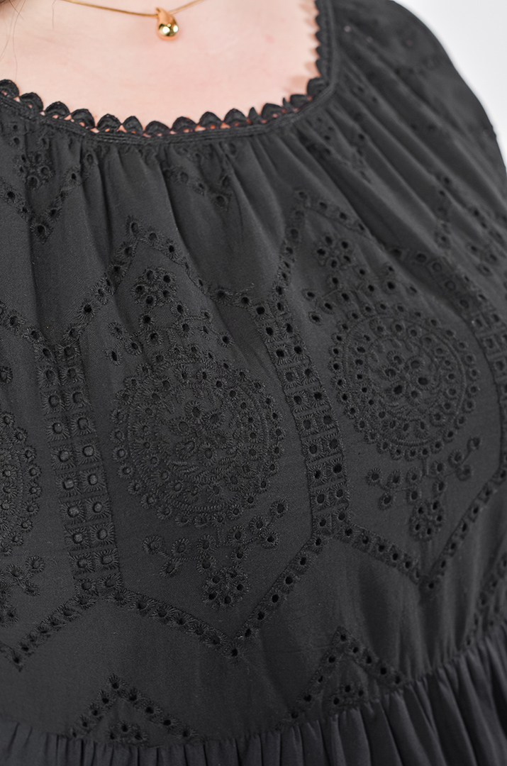 Сукня максі з ажурною вишивкою та фактурними рукавами великих розмірів