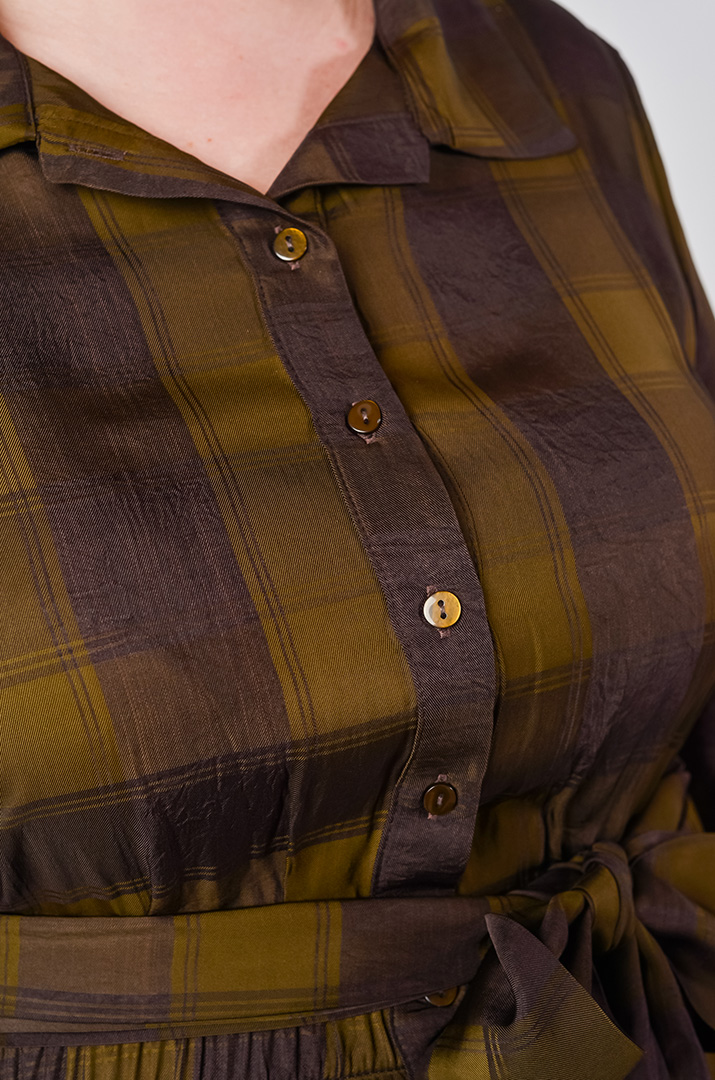 Сукня максі в клітинку з поясом великих розмірів