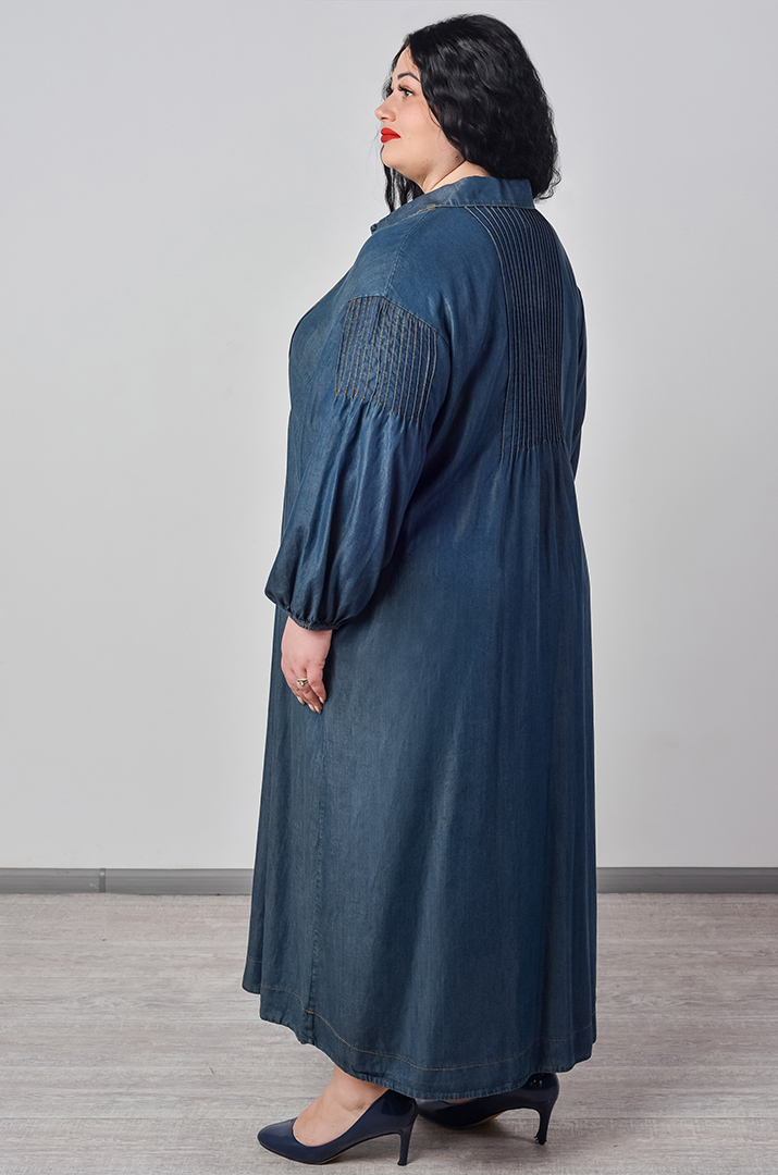 Сукня максі із фактурними складками та ґудзиками великих розмірів