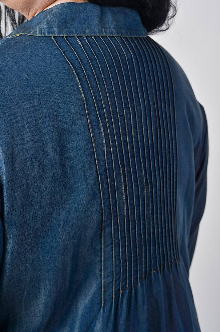 Сукня максі із фактурними складками та ґудзиками великих розмірів