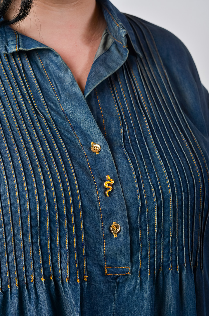 Сукня максі із фактурними складками та ґудзиками великих розмірів