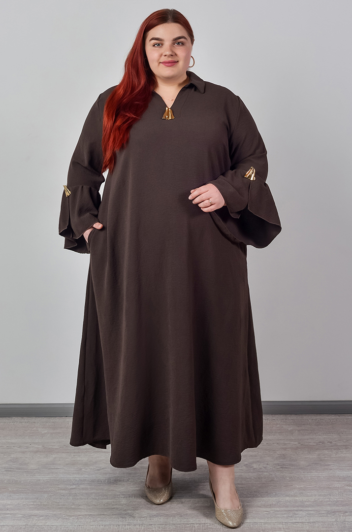 Платье макси с декоративными золотистыми акцентами больших размеров