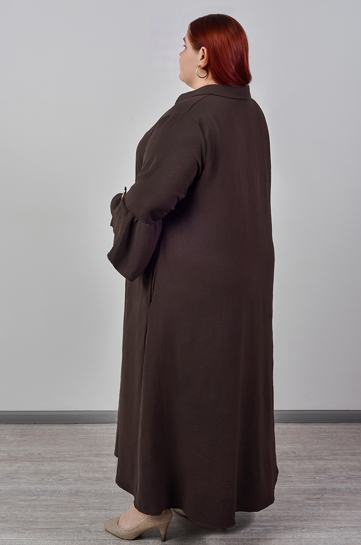 Платье макси с декоративными золотистыми акцентами больших размеров