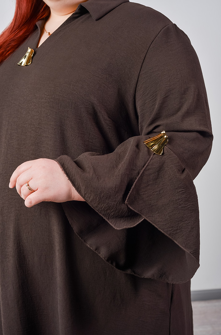 Платье макси с декоративными золотистыми акцентами больших размеров