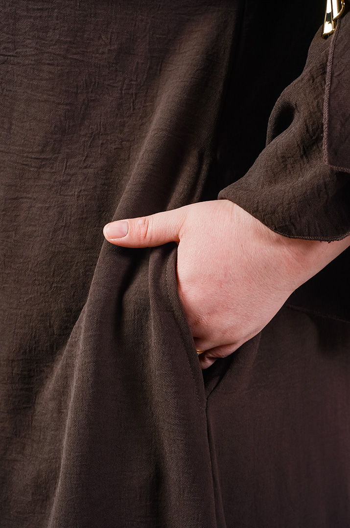 Платье макси с декоративными золотистыми акцентами больших размеров