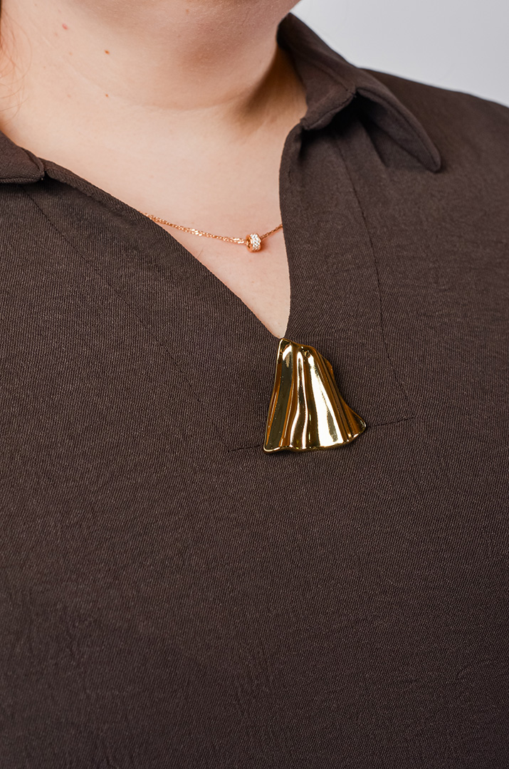 Платье макси с декоративными золотистыми акцентами больших размеров