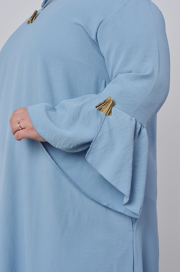 Платье макси с декоративными золотистыми акцентами больших размеров