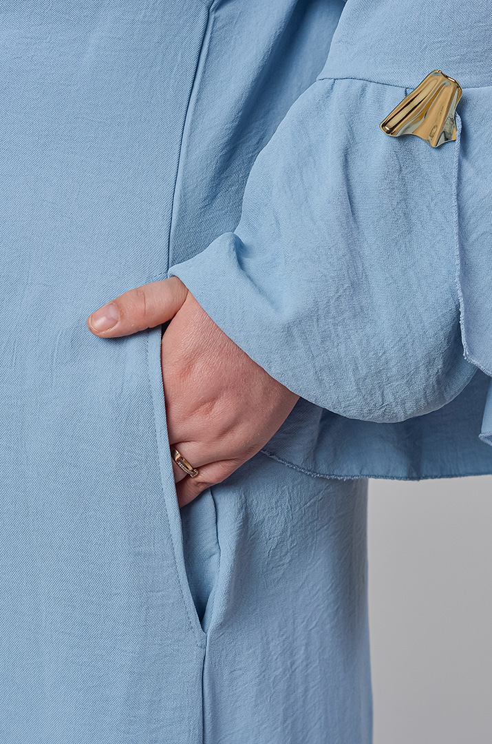 Платье макси с декоративными золотистыми акцентами больших размеров