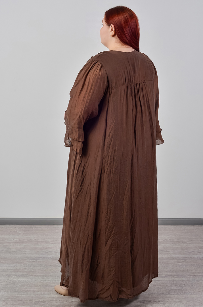 Сукня максі з фактурної тканини та з рюшами великих розмірів