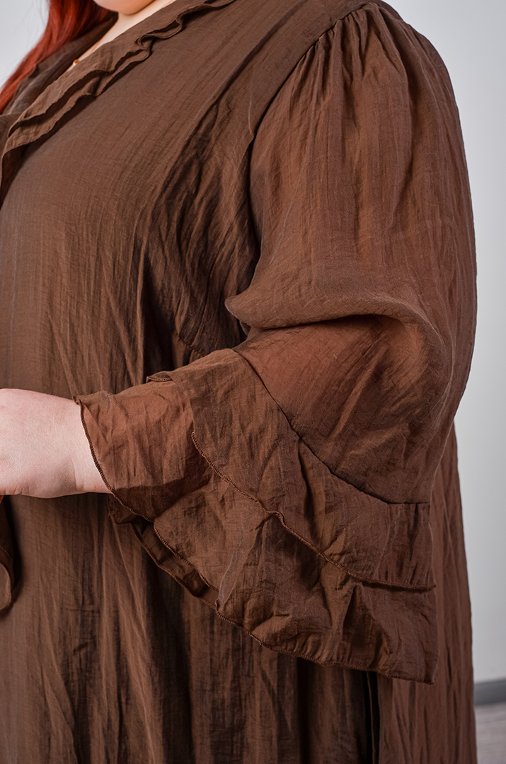 Сукня максі з фактурної тканини та з рюшами великих розмірів