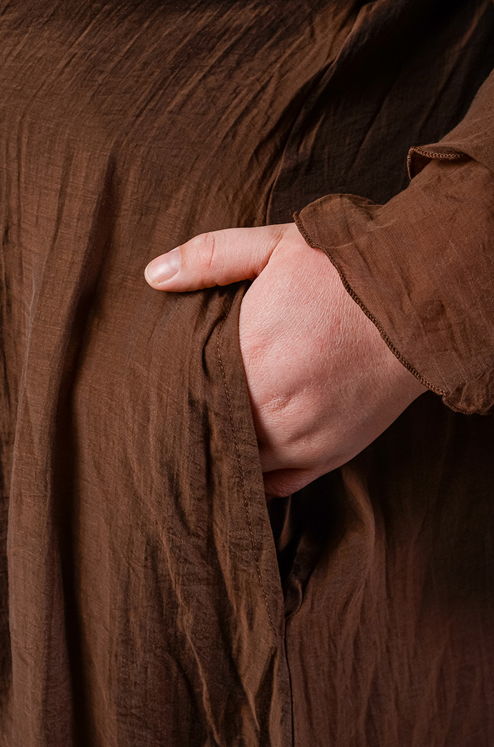 Сукня максі з фактурної тканини та з рюшами великих розмірів