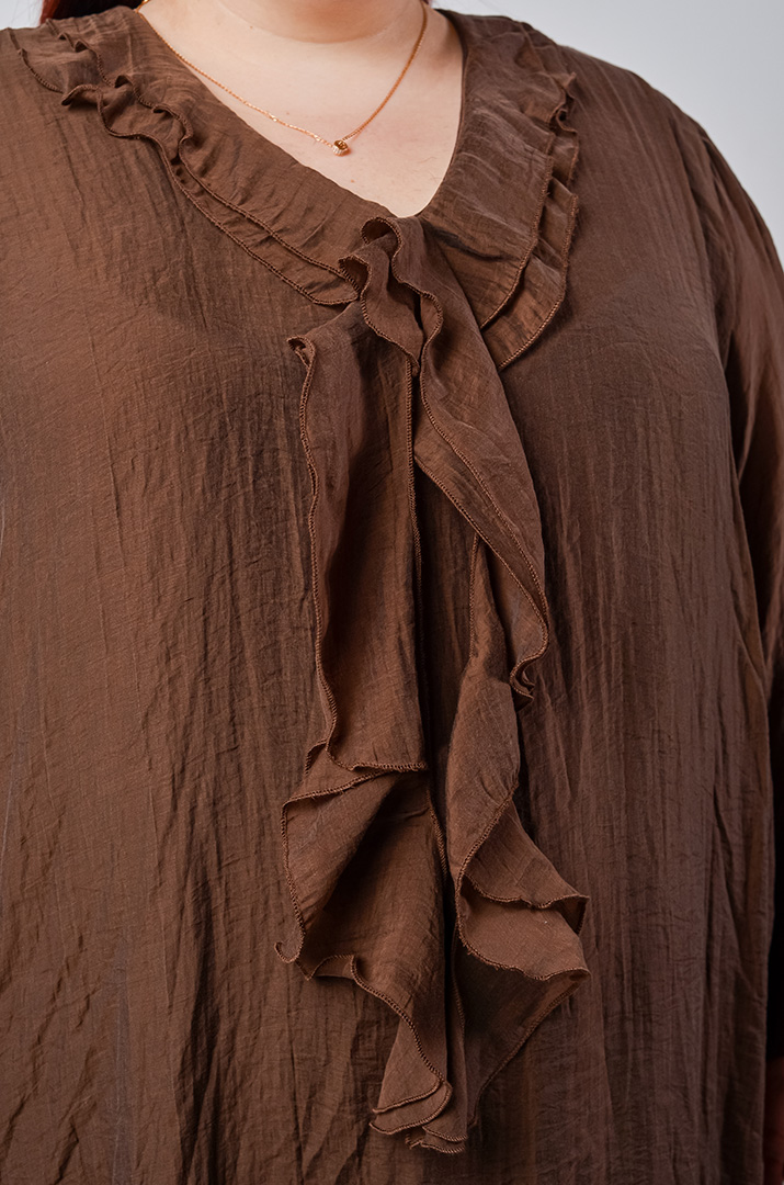 Сукня максі з фактурної тканини та з рюшами великих розмірів