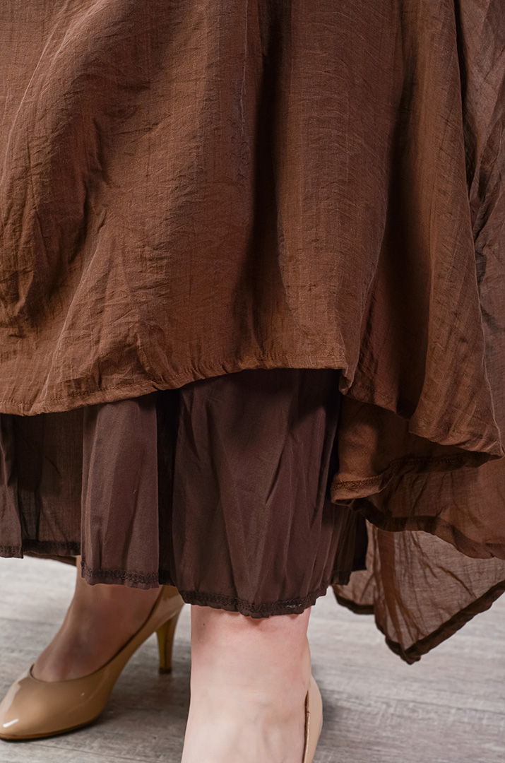 Сукня максі з фактурної тканини та з рюшами великих розмірів