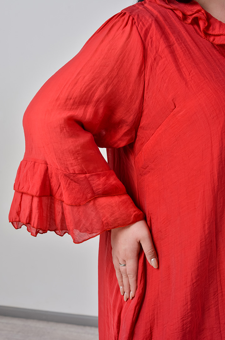 Сукня максі з фактурної тканини та з рюшами великих розмірів