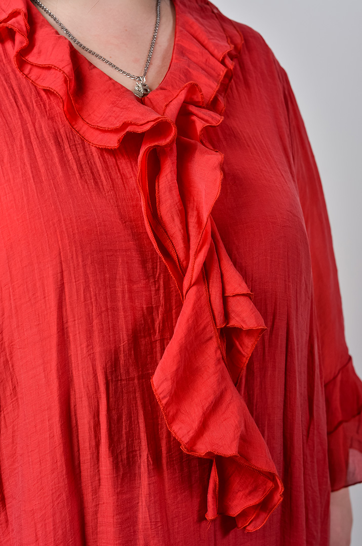 Сукня максі з фактурної тканини та з рюшами великих розмірів