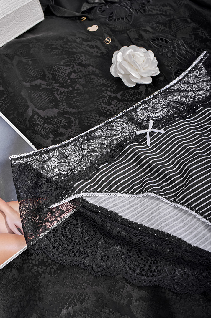 Труси-сліп з фігурним мереживним оздобленням великих розмірів