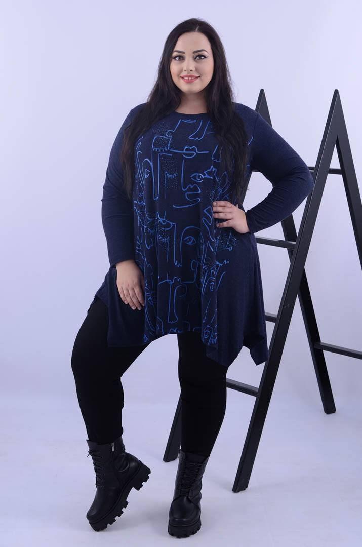 Туніка трапеція зі стразами та принтом супер батал