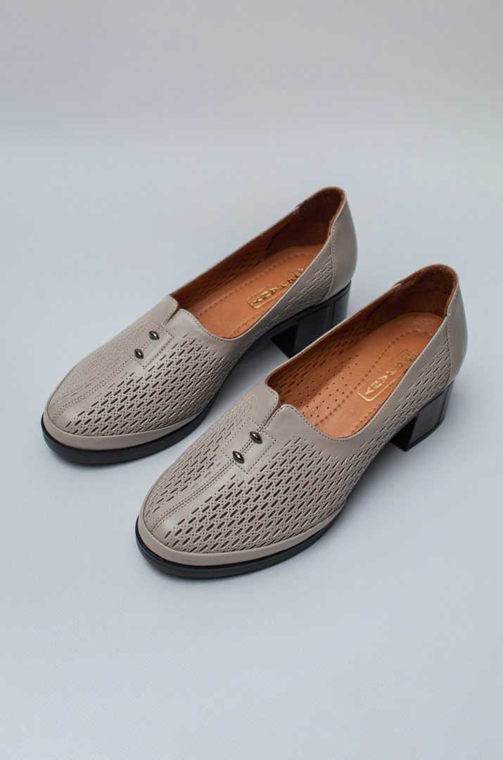 Туфли на каблуках из натуральной кожи с перфорацией больших размеров