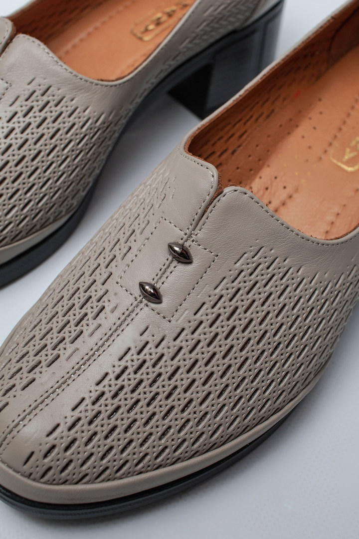 Туфли на каблуках из натуральной кожи с перфорацией больших размеров