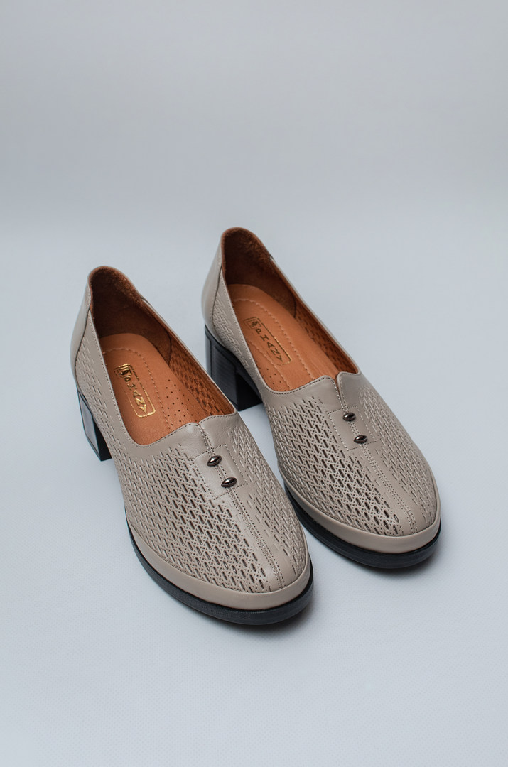 Туфли на каблуках из натуральной кожи с перфорацией больших размеров
