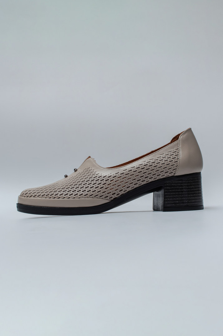 Туфли на каблуках из натуральной кожи с перфорацией больших размеров
