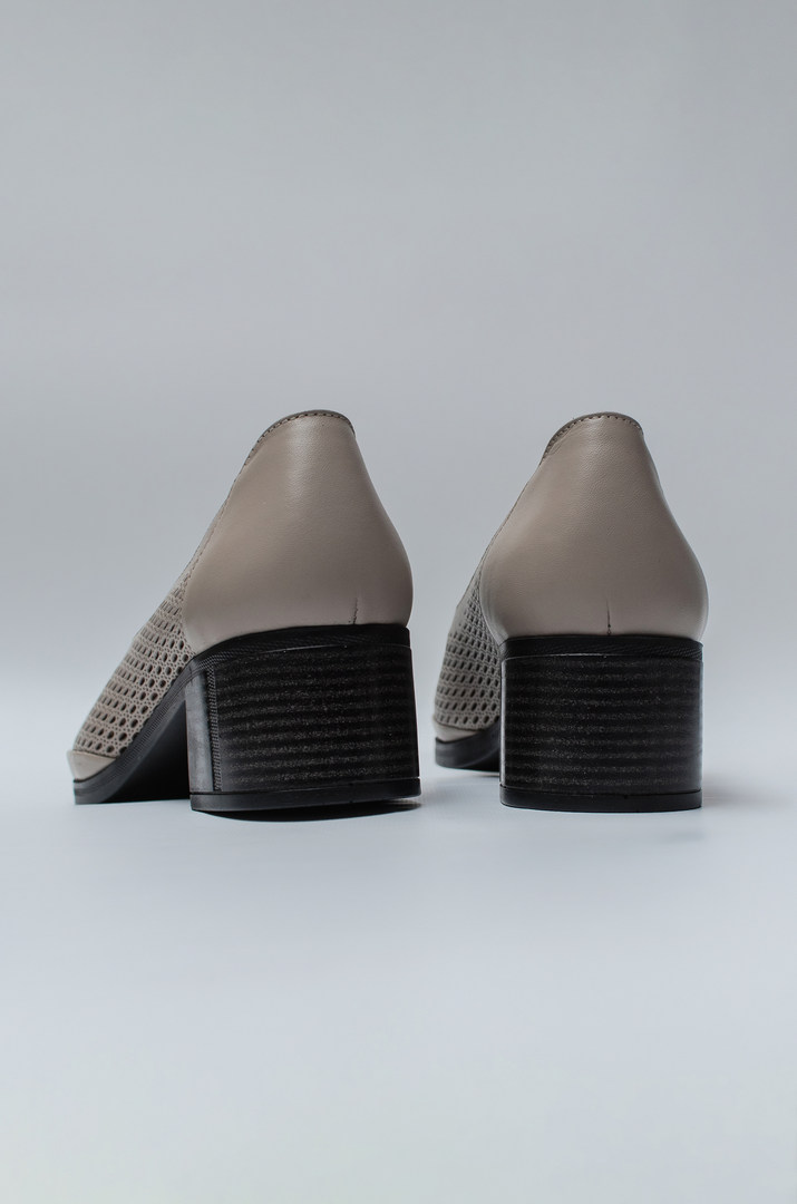 Туфли на каблуках из натуральной кожи с перфорацией больших размеров